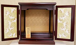 ［PR］七宝工芸家・吉田武と老舗仏壇工房が夢のコラボ！小型七宝飾り仏壇「慈宝」
