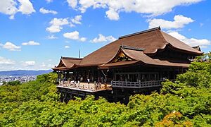 【清水寺】見どころ満載の世界遺産！ライトアップ時期や紅葉シーズンもご紹介